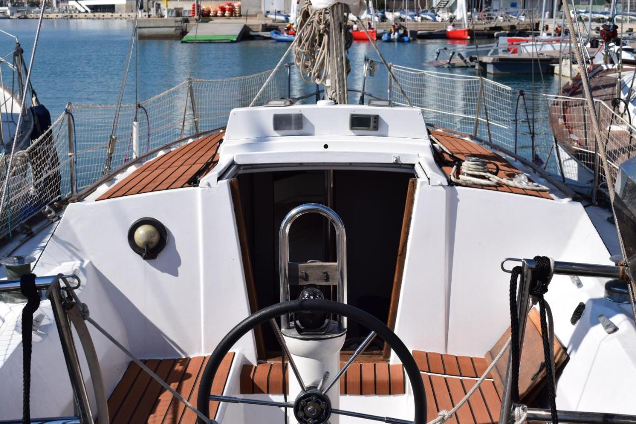 Velero En Puerto De Valencia - E&M Boats Hotel Buitenkant foto